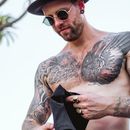 Hung Tat Lover Looking To Bang